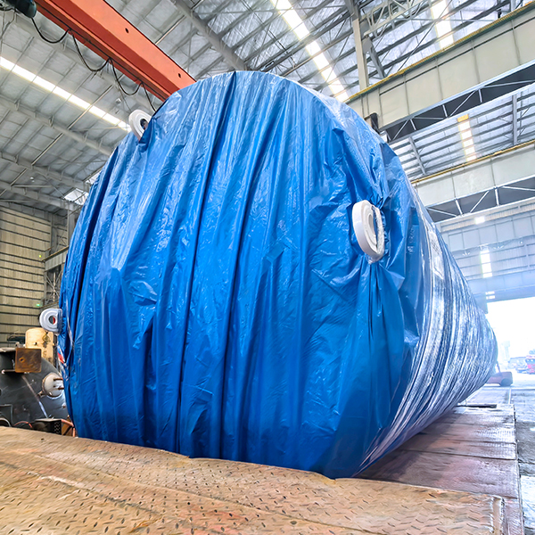 Se cargan 4 unidades de tanques de almacenamiento de 30 m³ para Malasia